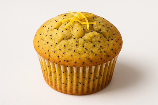 Lemon & Poppy Seed Muffin en un fondo blanco 