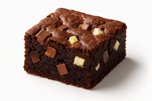 Triple Chocolate Brownie en un fondo blanco 